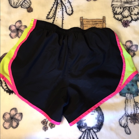 Youth medium Nike shorts - Picture 3 of 3